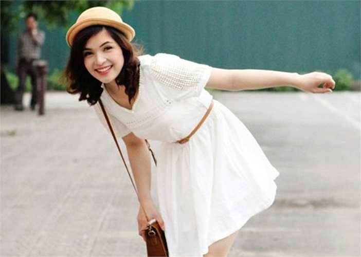 Hằng luôn tươi trẻ, tự tin khoe các tính.