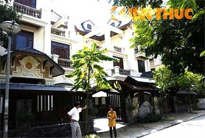 Hai ngôi biệt thự được thiết kế đồng nhất nằm trên lô đất hơn 500m2 tại khu Linh Đàm (Hà Nội)