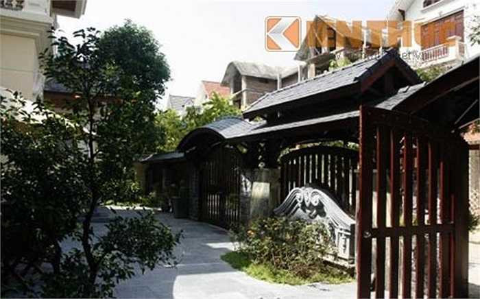 Chủ nhân của hai ngôi biệt thự này là hai anh em ông Lê Vĩnh Sơn và ông Lê Hoàng Hà, ông chủ công ty cổ phần quốc tế Sơn Hà. Công ty này được biết đến với thương hiệu bồn nước inox, bồn nước nhựa Sơn Hà, máy nước nóng năng lượng mặt trời Thái Dương Năng