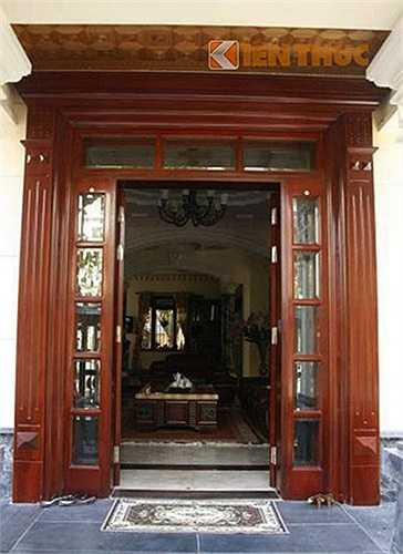 Toàn bộ nội thất của ngôi biệt thự được làm bằng gỗ cao cấp.