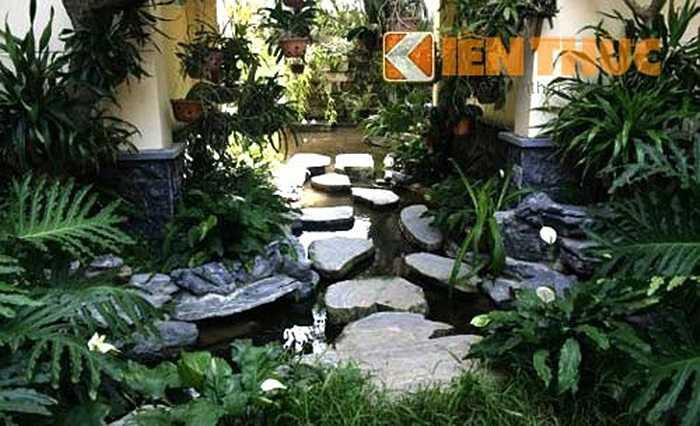 Hai ngôi biệt thự được ngăn cách bởi hồ nước nhân tạo xen kẽ đá và cây xanh như một khu vườn sinh thái tuyệt đẹp.