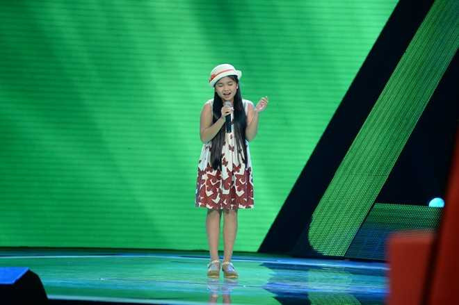 Thiện Nhân thể hiện ca khúc Mẹ yêu con trong vòng giấu mặt.