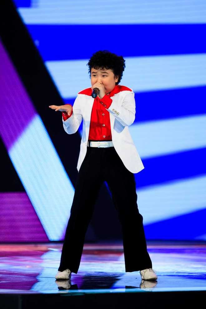 Trong màn trình diễn H’ren lên rẫy trong vòng giấu mặt, Hoàng Anh đã khiến cả 4 huấn luyện viên phải đứng dậy khỏi ghế và nhún nhảy