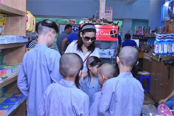 Thời gian đó cô chỉ có một nguồn vui duy nhất là được nghe những bài cải lương dân ca mộc mạc vì ngay từ thời thơ ấu, ước mơ trở thành ca sỹ đã len lỏi trong tâm hồn.