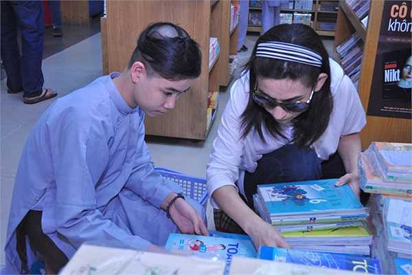 Nếu trong cuộc đời này có những câu chuyện cổ tích, biến người con gái quê mùa với cuộc sống éo le thành nàng công chúa kiêu sa, thì khán giả có thể đồng ý với nhau rằng Phi Nhung, người ca sỹ có trái tim nhân hậu và đa cảm chính là câu chuyện cổ tích có thật giữa đời này, gần gũi và cảm động nhất..