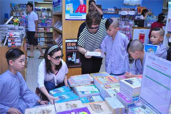 Ở tuổi 40, Phi Nhung đã có được những thành công đáng kể trong cuộc đời: một sự nghiệp thành công, là ca sỹ được hàng triệu khán giả trong nước và hải ngoại yêu mến, trở thành trụ cột của cả gia đình khi thay mẹ nuôi 5 đứa em mồ côi cùng mẹ khác cha nên người. 