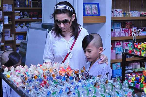 Chị tâm niệm rằng nếu ông trời bắt mình phải cô quạnh thì có lập gia đình sinh con mình cũng cô quạnh thôi. Chị mỉm cười nhẹ nhàng chia sẻ: 'Còn không, tôi có đến 17 đứa con, lẽ nào không còn ai bên cạnh?' 