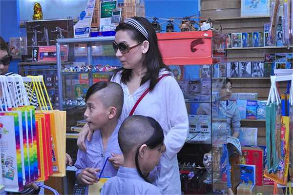 Và cũng từ đó, cô thấm nhuần được nét bình dị của quê nhà, để sau này khi trở thành ca sĩ, Phi Nhung chuyên hát những nhạc phẩm quê hương, trữ tình kể về những mối tình giản dị, hiền hòa. 