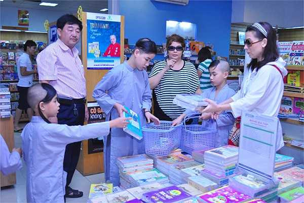 Chính vì cảm nhận quá rõ những điều mà một đứa trẻ mồ côi phải chịu đựng, nên khi đã trở thành một ca sỹ nổi tiếng, sau khi chăm lo chu đáo cho các em, Phi Nhung dành số tiền tiết kiệm của mình để đi làm từ thiện, giúp đỡ những hoàn cảnh không may trong cuộc sống. 