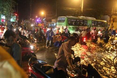 Mưa ngập tràn vào nhà, người Sài Gòn trắng đêm tát nước