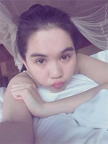 Tuy nhiên, không phải lúc nào Ngọc Trinh cũng hoàn hảo. Người đẹp và nhận nhiều khen chê khi để lộ những hình ảnh với gương mặt mộc