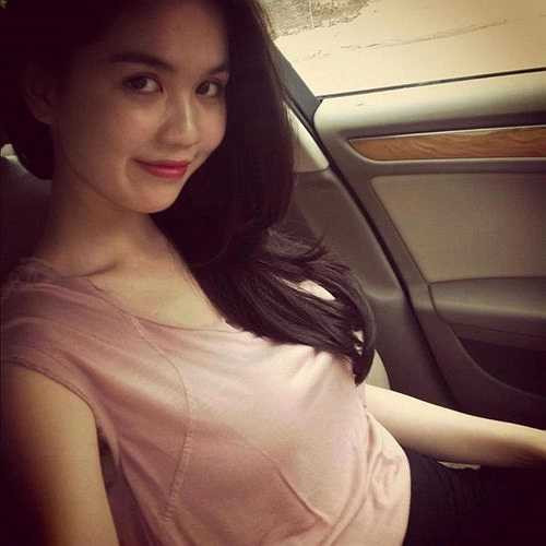 Mặc dù không có sự trợ giúp của photoshop, gương mặt của Ngọc Trinh không thể hoàn hảo như trong các shoot hình được