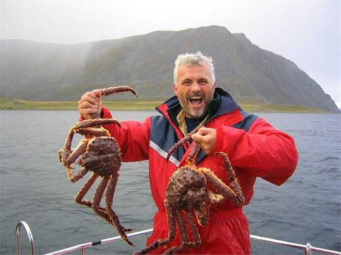 Cua hoàng đế (King crab) thường chỉ sống ở những vùng biển nước rất lạnh và sâu từ 200 đến 400 m như Alaska (Mỹ), Nga, Nhật Bản, Hàn Quốc... Đây là loại cua quý hiếm và có giá trị dinh dưỡng cao bởi, để đánh bắt nó, những ngư dân phải ra khơi vào những ngày bão biển.