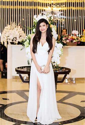 Trong sự kiện, cô diện một chiếc đầm xẻ sâu, hở bạo, khoe khéo đôi chân dài và khuôn ngực đầy. 