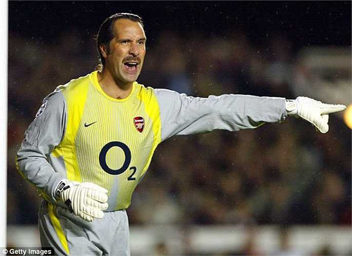 Ở trong khung gỗ là người gác đền kỳ cựu David Seaman. Là thủ môn số 1 nước Anh trong suốt thập niên 90, Seaman đã bắt cho Arsenal trong 13 năm, và chỉ ra đi khi đã 40 tuổi