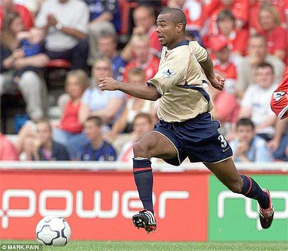 Cũng trong năm 1998, Ashley Cole được đôn lên đội một để làm dự bị cho Sylvinho. Sau khi hậu vệ người Brazil chấn thương, Cole chiếm luôn suất của đàn anh và trở thành hậu vệ trái hay nhất Premier League trong khoảng 10 năm