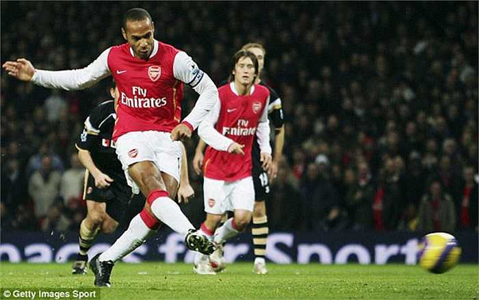 Năm 1999 đánh dấu sự kiện quan trọng: Thierry Henry chuyển đến Arsenal. Nhanh chóng thích nghi với Premier League, huyền thoại người Pháp là chân sút vĩ đại nhất lịch sử đội bóng