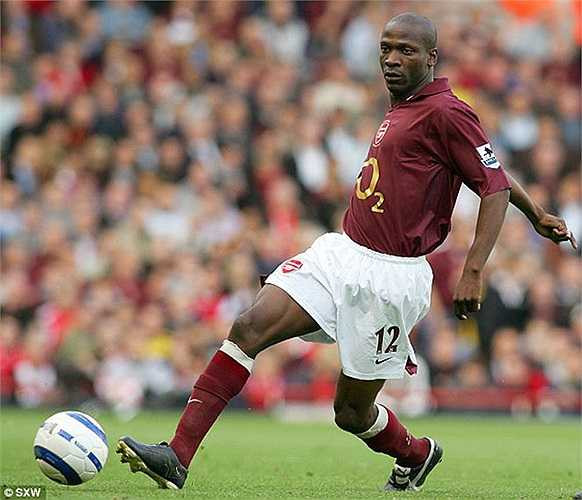 Năm 2000, sau khi thất bại toàn diện trước Man Utd, Arsene Wenger quyết đại tu một lần nữa. Giáo sư đưa về hậu vệ phải Lauren, một thành viên của bộ tứ vệ khét tiếng mùa 2003-04