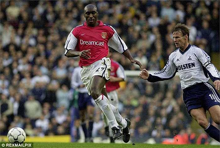 Vụ chuyển nhượng đình đám Sol Campbell từ Tottenham sang Arsenal đã tốn rất nhiều giấy mực của báo giới vào năm 2001. Vượt lên trên tất cả, đây là một bản hợp đồng tuyệt vời của Wenger. Campbell là hòn đá tảng của hàng thủ, giúp người ta quên đi Tony Adams