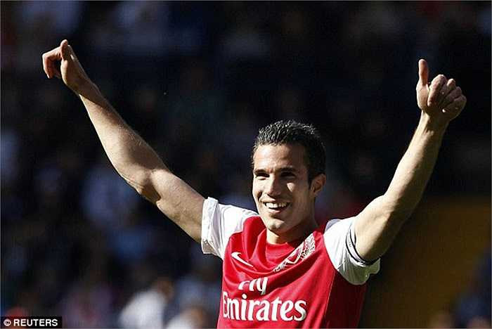 Robin van Persie chuyển đến Arsenal vào năm 2004. Xuất phát từ tiền đạo cánh, anh được xếp đá trung phong cắm và trở thành tiền đạo số một thế giới tại vị trí này với danh hiệu vua phá lưới Premier League 2 năm liên tiếp