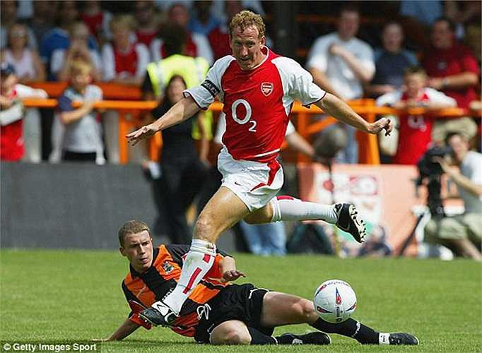 Thuộc diện cây nhà lá vườn, Ray Parlour được đôn lên đội một từ năm 1992, sau đó anh được Arsene Wenger tin tưởng ở vị trí tiền vệ cánh phải. Anh chơi cho Arsenal 339 trận trong vòng 12 năm