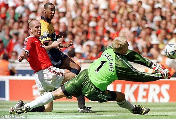 Cũng trong năm này, Arsenal còn có sự bổ sung hiệu quả mang tên Nicolas Anelka. Gia nhập Highbury khi chỉ là cậu nhóc 17 tuổi nhưng Anelka nhanh chóng chứng tỏ được bản năng sát thủ. Anh giữ vị trí số một hàng công, trước khi chuyển sang Real Madrid 2 năm sau đó