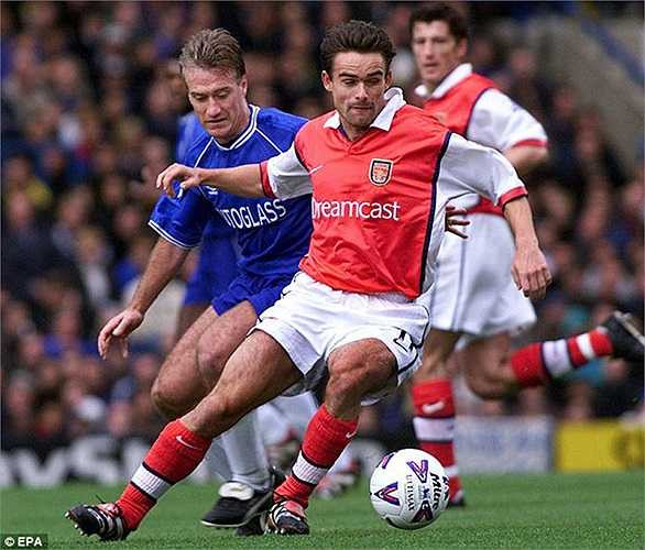 Hè 1997, Arsenal đưa về thêm Marc Overmars. Cầu thủ người Hà Lan là mũi khoan đáng sợ bên cánh trái, và có rất nhiều đóng góp trong cú đúp 1 năm sau đó