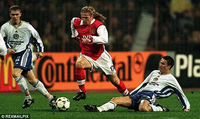 Ngoài ra, Wenger còn chiêu mộ thêm tiền vệ trung tâm Emmanuel Petit, học trò cũ của ông tại AS Monaco. Đây là đối tác cực kỳ ưng ý với Vieira ở khu vực giữa sân