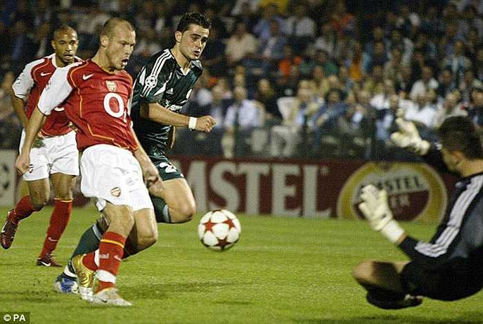 Freddie Ljungberg gia nhập Arsenal năm 1998, và là thành viên của bộ tứ vệ nổi tiếng có mùa giải bất bại 2003-04 đáng nhớ. Anh là trụ cột của Arsenal suốt 9 năm, trước khi ra đi vào năm 2007