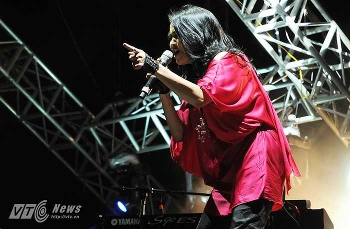 Diva Thanh Lam xuất hiện trên sân khấu cùng tác phẩm khiến hàng ngàn khán giả có mặt ở Hoàng thành Thăng Long đêm 2/10 vô cùng phấn khích.