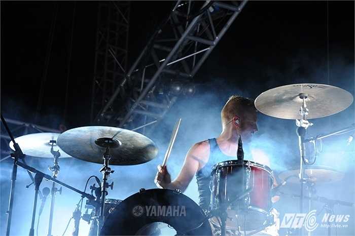 Tay trống của Carpark North trong màn trình diễn của band.