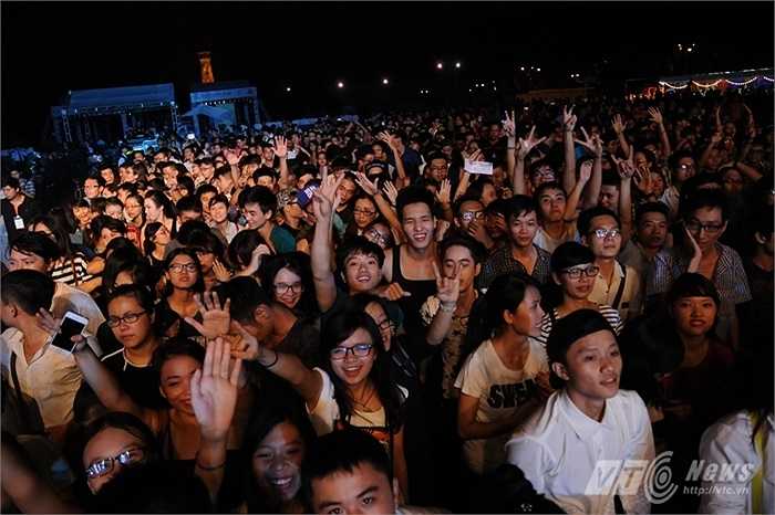 Những cánh tay vung theo điệu nhạc trên sân khấu.