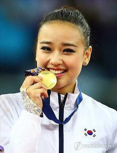Son Yeon-Jae vừa giành được tấm HCV đầu tiên cho thể dục dụng cụ Hàn Quốc ở nội dụng biểu diễn tổng hợp với bóng, vòng, băng. 