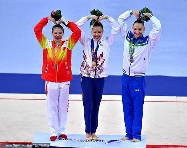 Hình ảnh trên bục huy chương của Son Yeon Jae