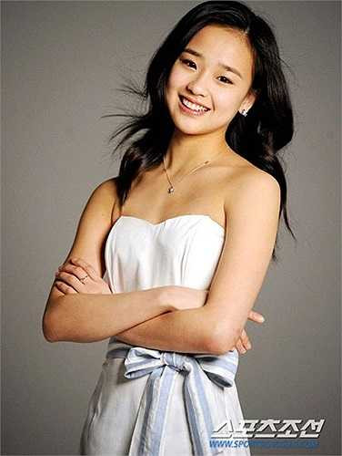 Sở hữu vẻ đẹp thân thiện cùng dáng hình chuẩn của một vận động viên môn thể dục nghệ thuật, Son Yeon-Jae nhanh chóng lọt vào mắt xanh của nhiều hãng thời trang nổi tiếng. Năm 2012, cô được bình chọn là à một trong 10 gương mặt được yêu thích nhất tại Hàn Quốc.