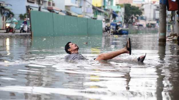 Người Sài Gòn trắng đêm tát nước: Cán bộ nói dân 'ráng chịu'