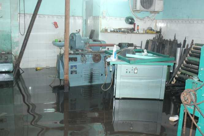 Người Sài Gòn trắng đêm tát nước: Cán bộ nói dân 'ráng chịu'