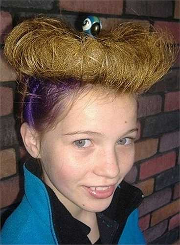 Nhiều em nhỏ cũng tỏ ra thích thú và có cho mình một kiểu tóc bá đạo.