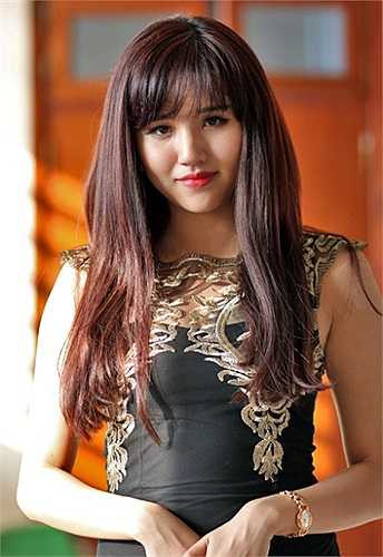 Ngô Tuyết Mai sinh năm 1991 tại Tuyên Quang. Cô gái này từng được biết đến với rất nhiều thành tích như quán quân cuộc thi Gương mặt đại diện Sinh viên (Facelook) 2011, Á khôi và Miss ảnh ĐH Luật HN 2009... 