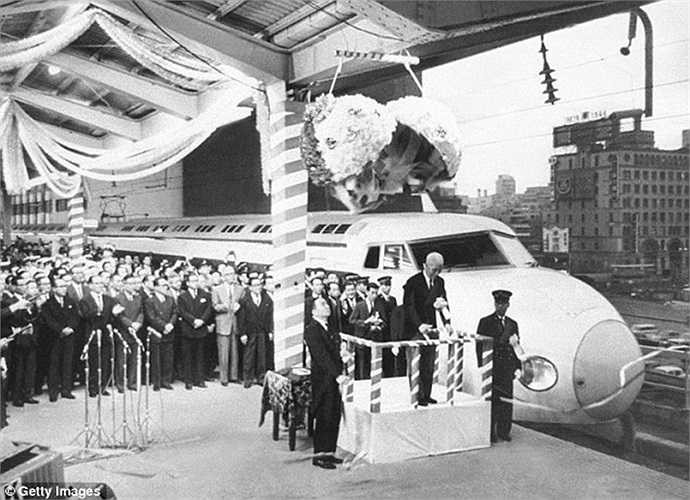Năm 1964, lễ cắt băng khánh thành hệ thống tàu điện của Nhật diễn ra long trọng tại nhà ga Tokyo. Đoàn tàu lúc đó chưa có hình dáng thuôn nhọn hình viên đạn và chưa đạt đạt vận tốc đến 300km/h như ngày nay. 