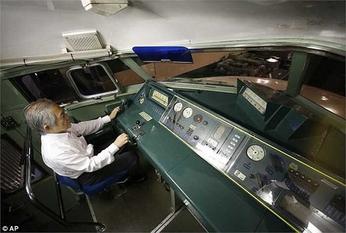 Trong hình là ông Araki, người ngồi trong cabin lái tàu tại nhà bảo tàng. Araki từng là thợ lái tàu Shinkansen giai đoạn 1964 - 1967, sau đó ông trở thành chuyên gia đào tạo cho các thế hệ lái tàu kế tiếp.