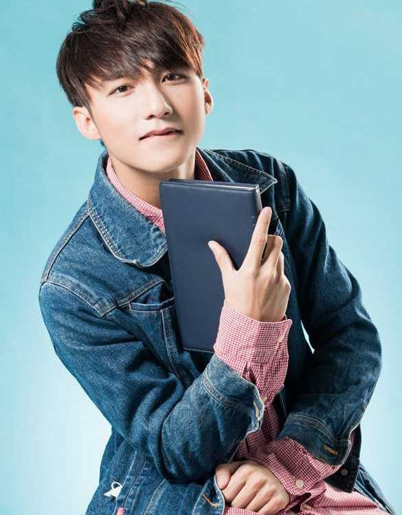 Tiền cát-xê anh gửi bố giữ hộ để mua xe.