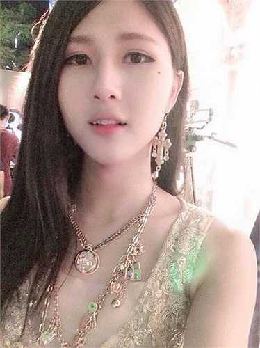 Hotgirl Trâm Anh xuất hiện nổi bật với làn da trắng, khuôn mặt xinh đẹp và chiều cao 1m72.