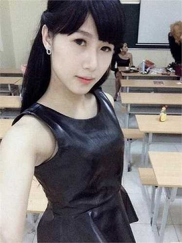 Từ nhỏ, Trâm Anh đã bộc lộ giới tính khác lạ của mình, thích để tóc dài, mặc quần áo con gái. 