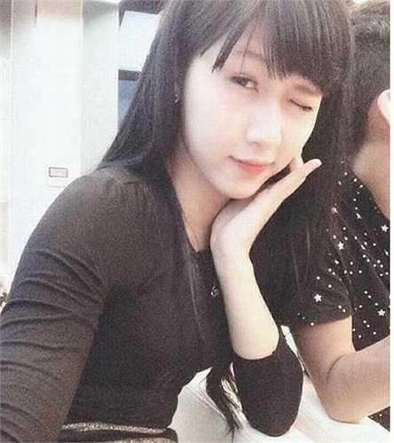 Khó chịu với tính cách khác thường của con, bố mẹ Hiếu từng đốt quần áo, đánh mắng để mong cậu ta trở lại như giới tính khi được sinh ra, nhưng chẳng có kết quả.