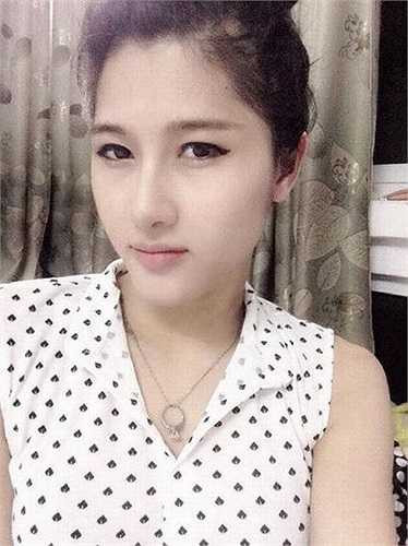 Sau đó, đầu năm 2014, một thẩm mỹ viện đã tài trợ gói hợp đồng 1 tỷ để Trâm Anh sang Thái Lan phẫu thuật chuyển giới hoàn toàn. Cô càng trở nên xinh đẹp hơn.