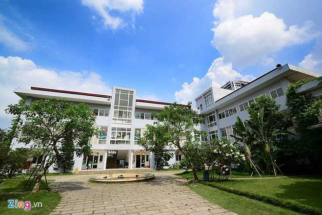 Nằm trong khu đô thị Văn Quán, mầm non Thần Đồng (Bright School) là trường thứ 13 trong số hơn 100 trường và hàng nghìn cơ sở mầm non ngoài công lập của Hà Nội được công nhận danh hiệu trường chuẩn quốc gia chỉ sau gần 3 năm đi vào hoạt động. 