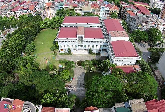 Đây là một trong những trường mầm non lớn nhất Hà Nội được xây dựng trên khuôn viên hơn 5.000 m2, trong đó điểm nhấn là không gian xanh hơn 3.000 m2 sân cỏ, đồi, vườn hoa, bể bơi.