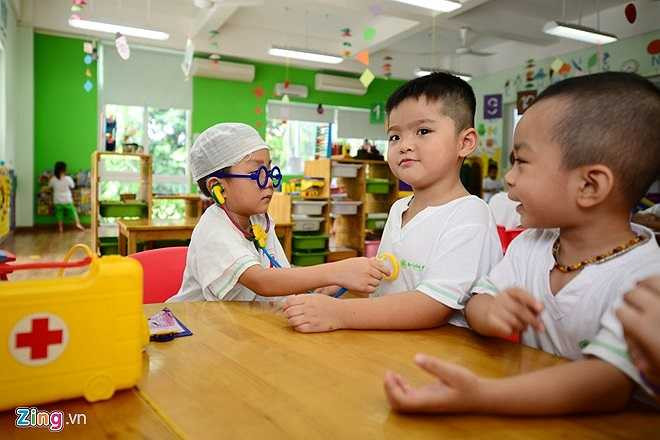 Dạy trẻ theo phương pháp Montessori, các cô giáo luôn tạo điều kiện để học sinh tự lập. Trong ảnh: Bé lớp 4-5 tuổi tập làm bác sĩ. 