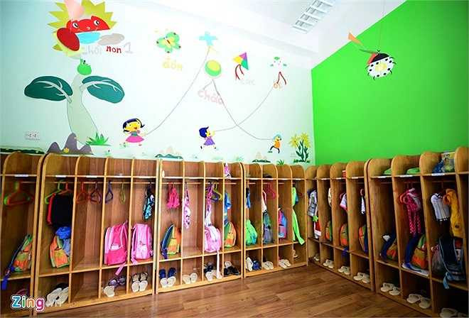 Mỗi bạn nhỏ sẽ có một ô riêng để sắp xếp giầy, dép, túi xách, quần áo của mình. 